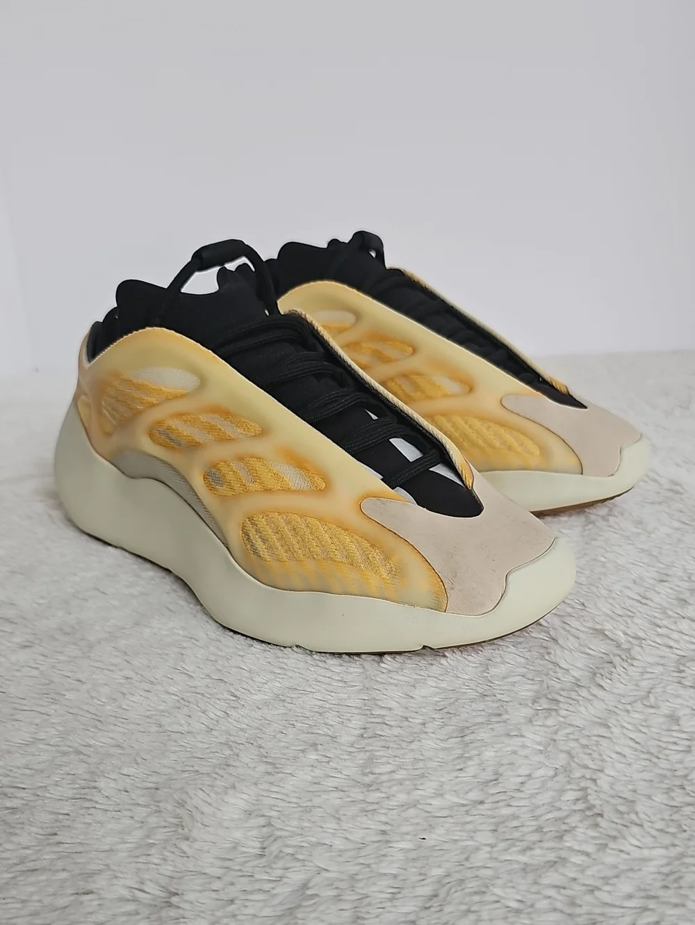 ​adidas Yeezy 700 V3 Mono Safflower HP5425 Men Size 6 Women 7